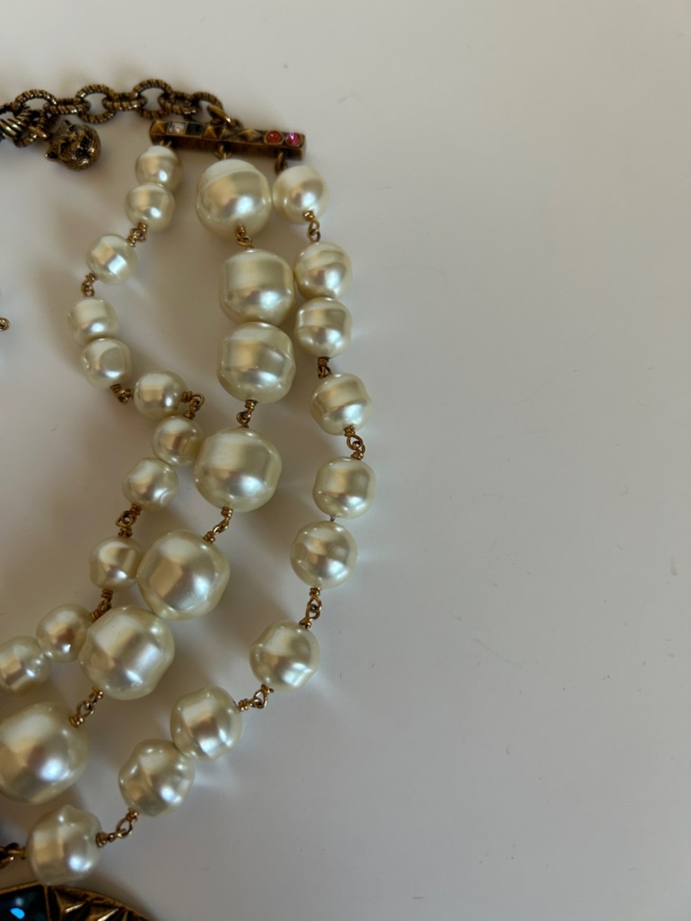 Gucci Pearl Necklace with Multicolor Crystal Double-G Logo Pendant - Picture 4 of 5